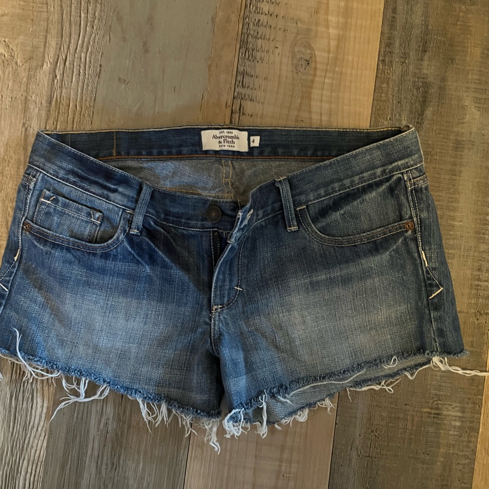 New Abercrombie and Fitch Jean Shorts size 4 frayed